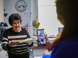 Enkelin bekommt Hasskommentare: Oma Annemarie geht mit Rezepten viral